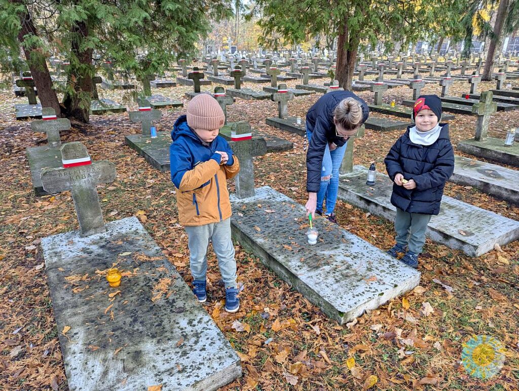 Dzieci na cmentarzu wojskowym - Przedszkole Samorządowe Nr 2 Pod Słonkiem w Białymstoku