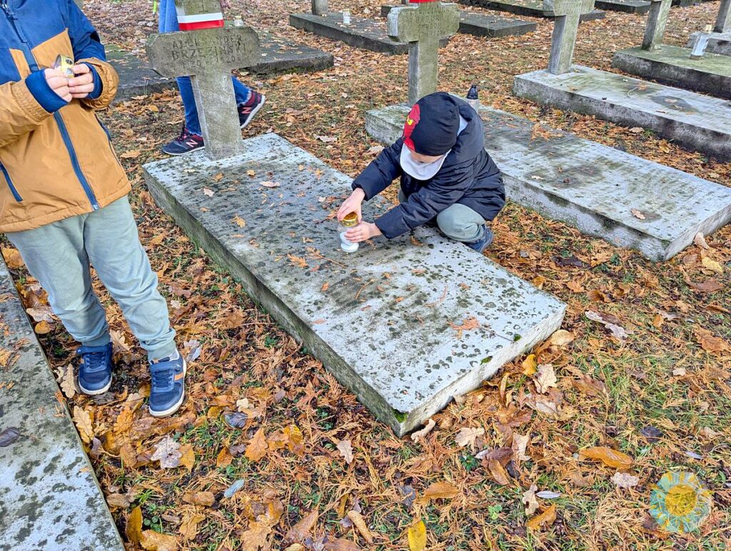 Dzieci na cmentarzu wojskowym - Przedszkole Samorządowe Nr 2 Pod Słonkiem w Białymstoku