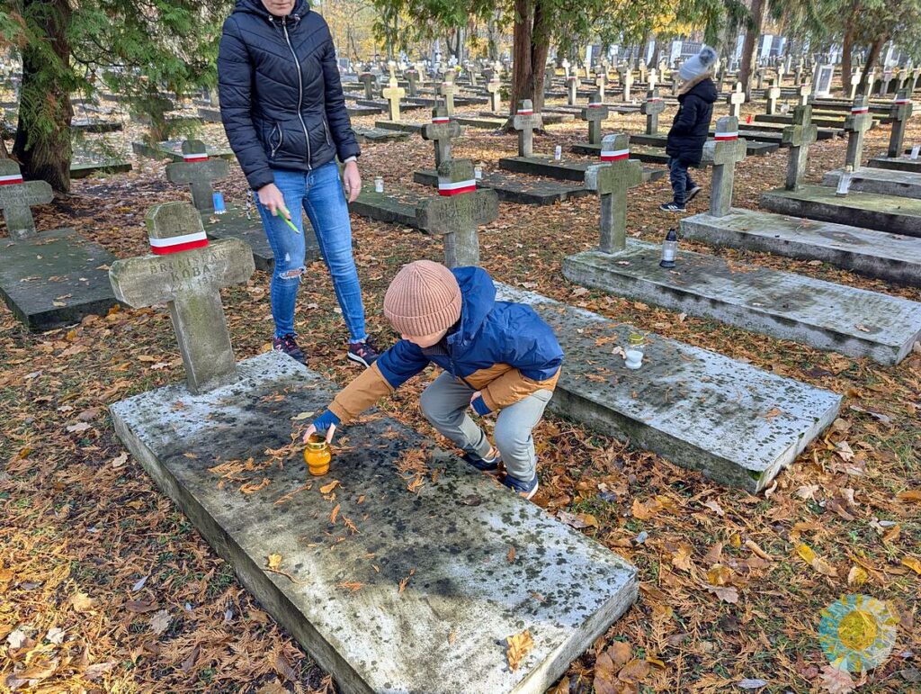 Dzieci na cmentarzu wojskowym - Przedszkole Samorządowe Nr 2 Pod Słonkiem w Białymstoku