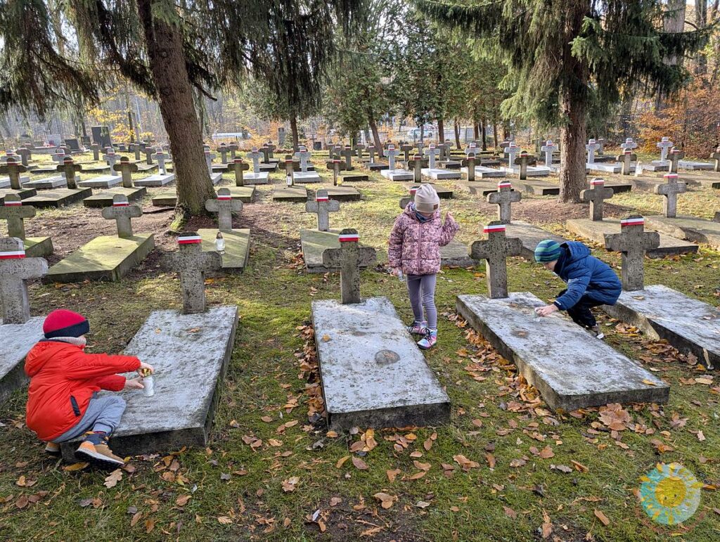 Dzieci na cmentarzu wojskowym - Przedszkole Samorządowe Nr 2 Pod Słonkiem w Białymstoku