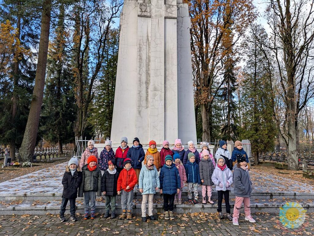 Dzieci na cmentarzu wojskowym - Przedszkole Samorządowe Nr 2 Pod Słonkiem w Białymstoku