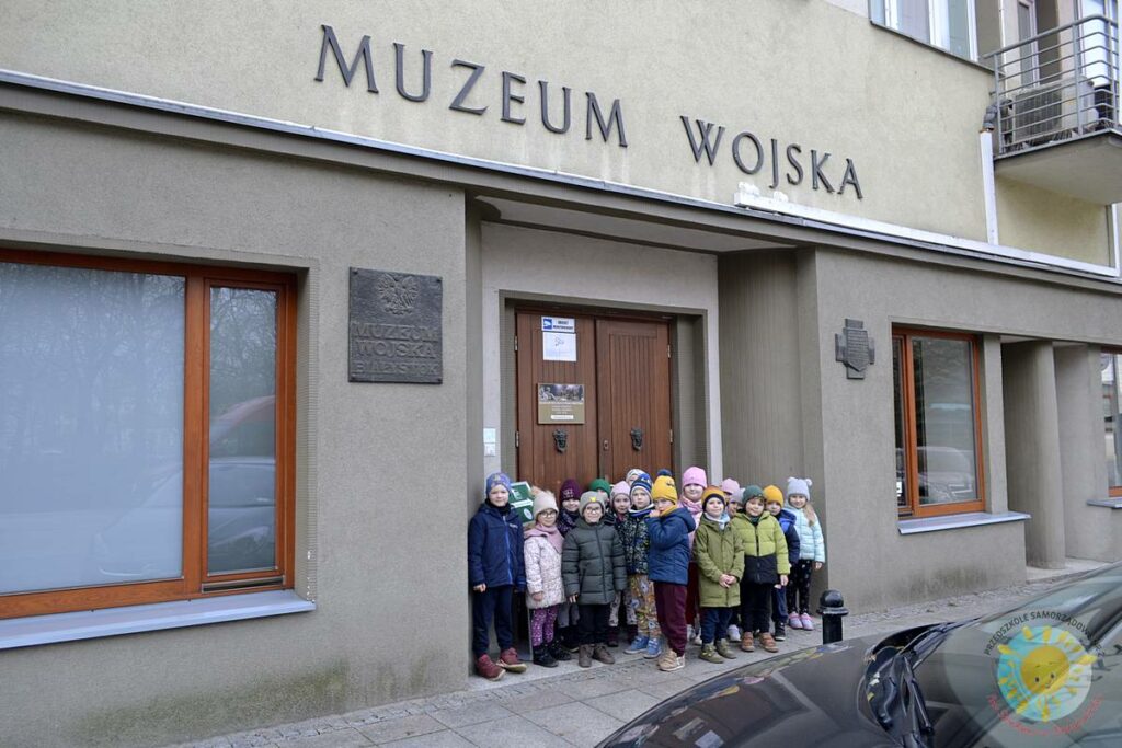 Grupa dzieci pozuje do zdjęcia - Przedszkole Samorządowe Nr 2 Pod Słonkiem w Białymstoku