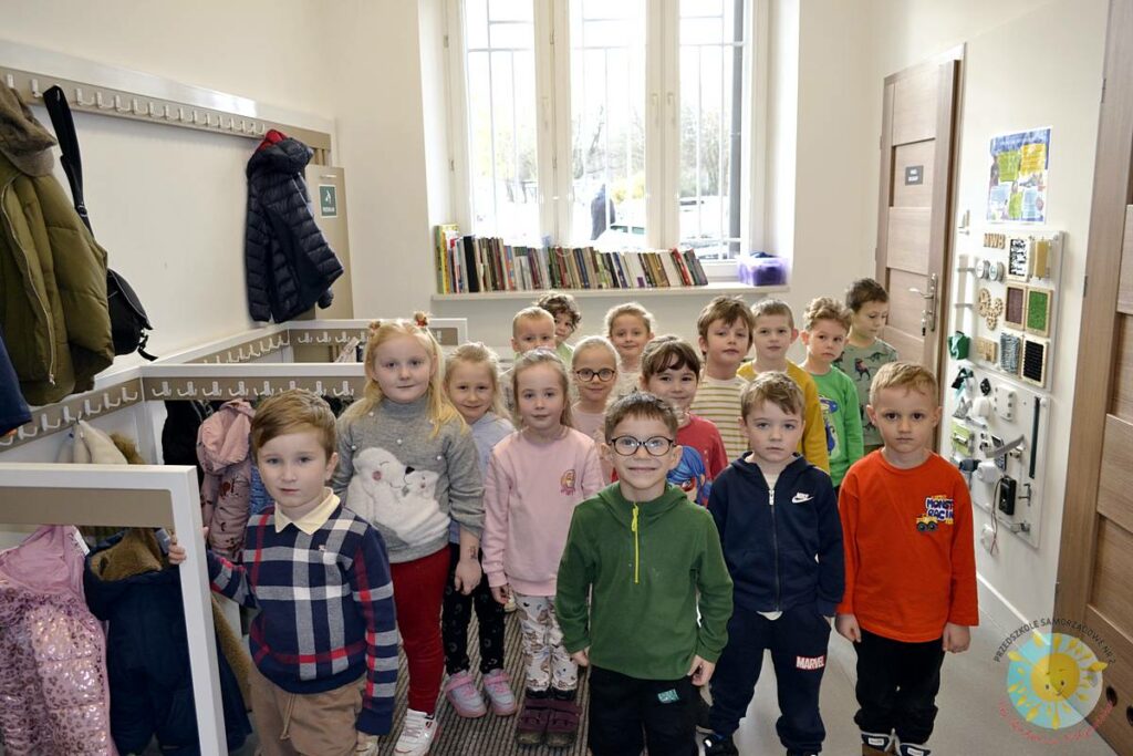 Grupa dzieci pozuje do zdjęcia - Przedszkole Samorządowe Nr 2 Pod Słonkiem w Białymstoku
