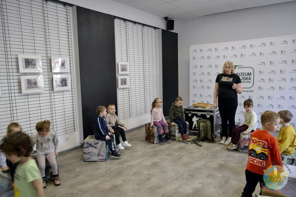 Dzieci biorą udział w zajęciach zorganizowanych przez MWP - Przedszkole Samorządowe Nr 2 Pod Słonkiem w Białymstoku