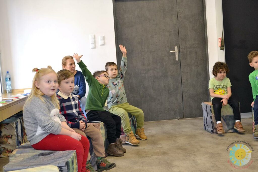 Dzieci biorą udział w zajęciach zorganizowanych przez MWP - Przedszkole Samorządowe Nr 2 Pod Słonkiem w Białymstoku