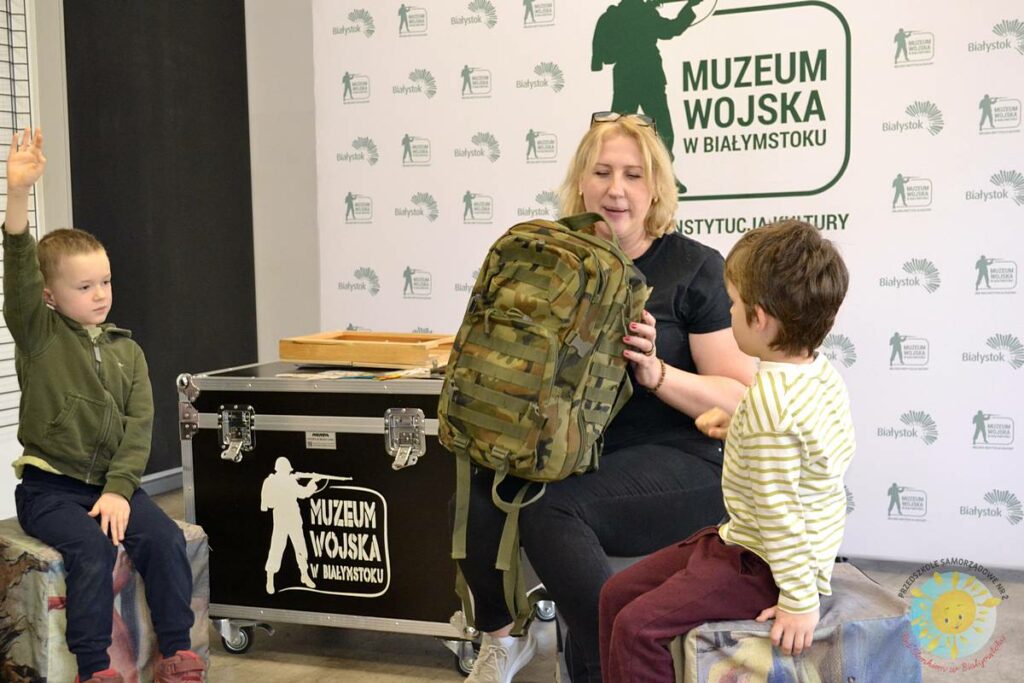 Dzieci biorą udział w zajęciach zorganizowanych przez MWP - Przedszkole Samorządowe Nr 2 Pod Słonkiem w Białymstoku