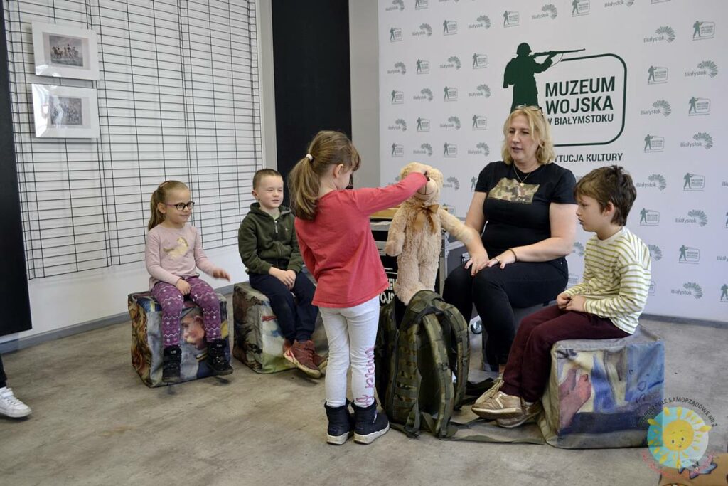 Dzieci biorą udział w zajęciach zorganizowanych przez MWP - Przedszkole Samorządowe Nr 2 Pod Słonkiem w Białymstoku