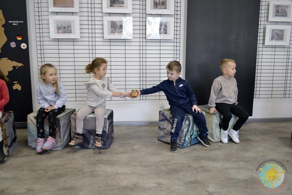 Dzieci biorą udział w zajęciach zorganizowanych przez MWP - Przedszkole Samorządowe Nr 2 Pod Słonkiem w Białymstoku