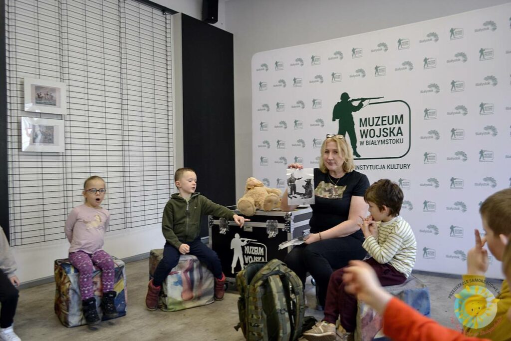 Dzieci biorą udział w zajęciach zorganizowanych przez MWP - Przedszkole Samorządowe Nr 2 Pod Słonkiem w Białymstoku