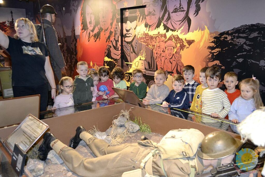 Dzieci zwiedzają Muzeum Wojska Polskiego - Przedszkole Samorządowe Nr 2 Pod Słonkiem w Białymstoku