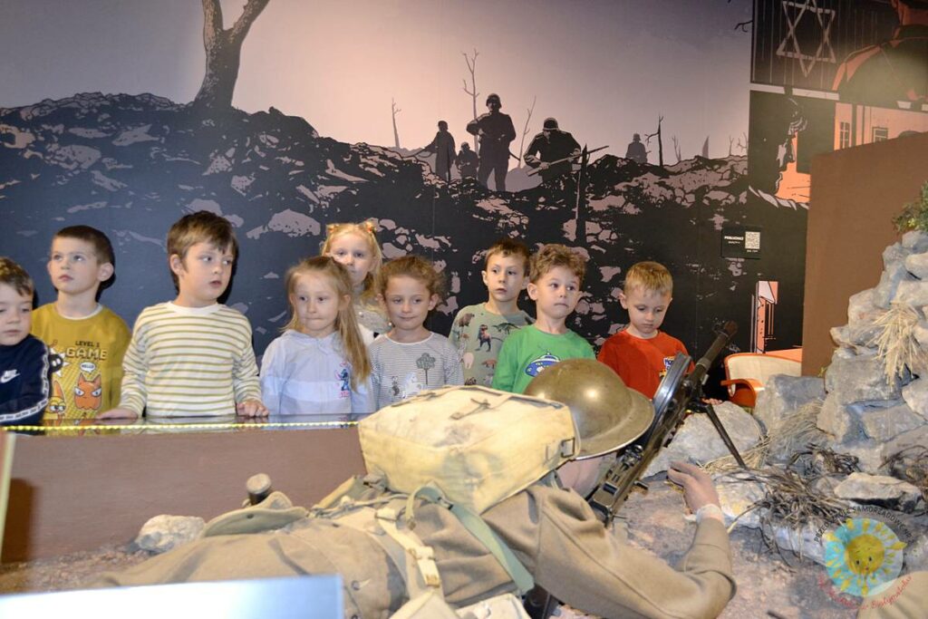 Dzieci zwiedzają Muzeum Wojska Polskiego - Przedszkole Samorządowe Nr 2 Pod Słonkiem w Białymstoku