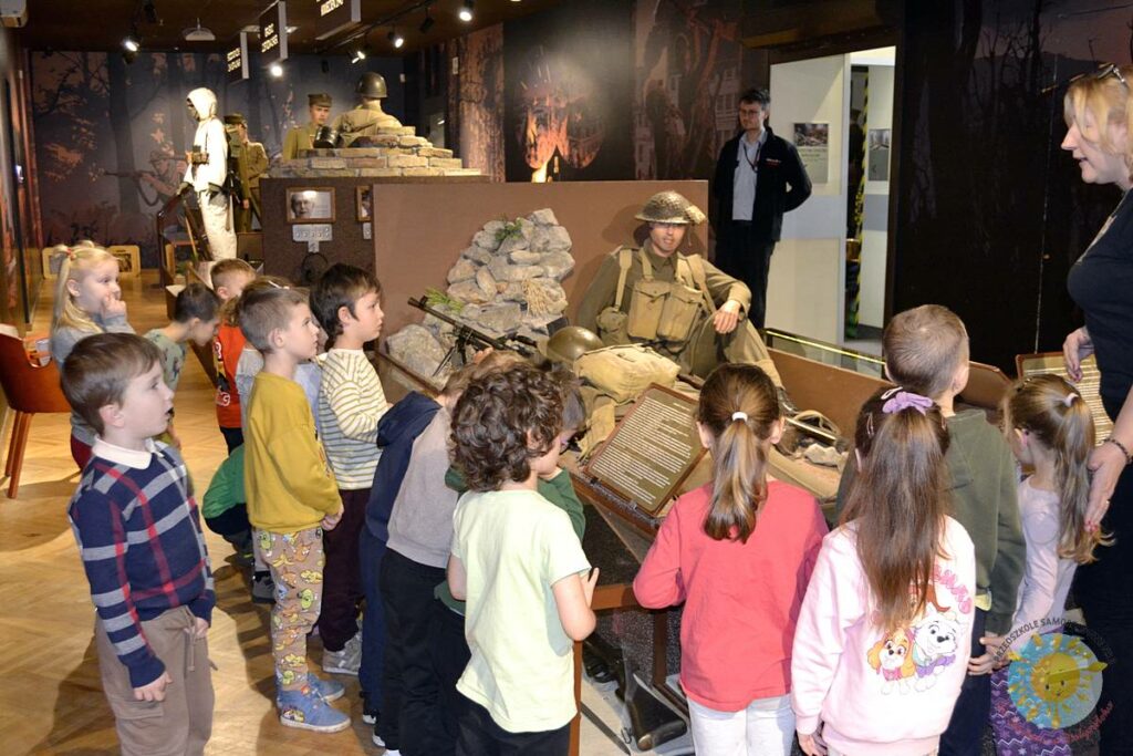 Dzieci zwiedzają Muzeum Wojska Polskiego - Przedszkole Samorządowe Nr 2 Pod Słonkiem w Białymstoku