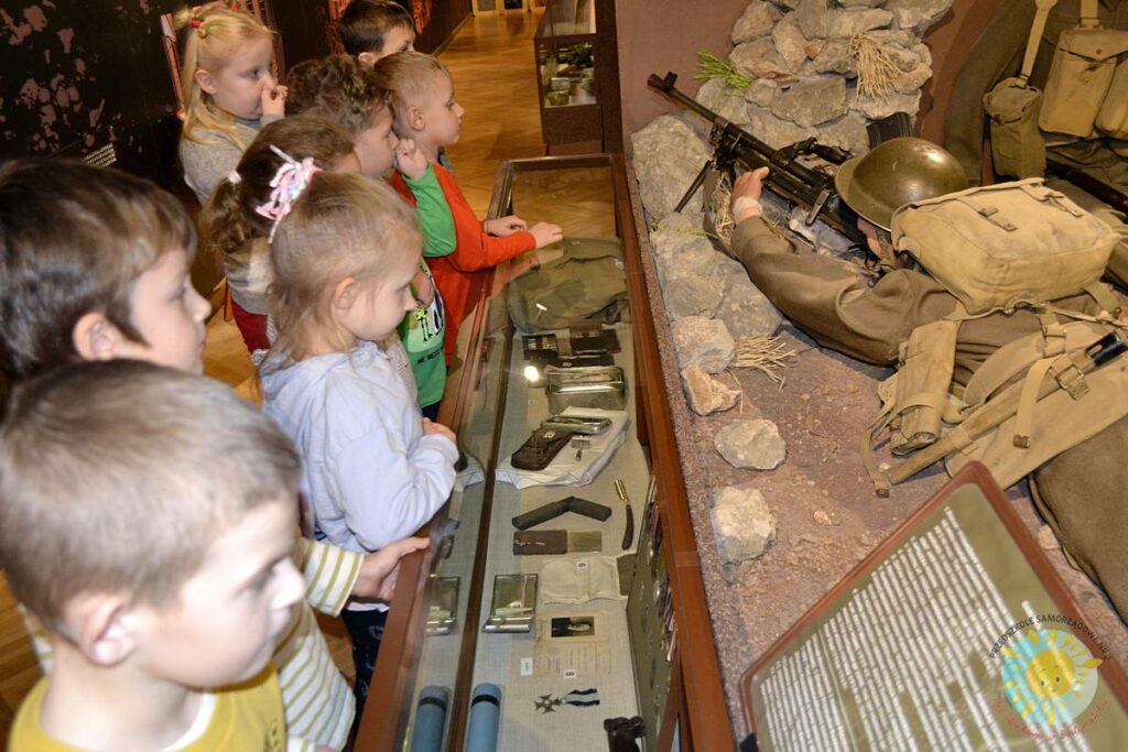 Dzieci zwiedzają Muzeum Wojska Polskiego - Przedszkole Samorządowe Nr 2 Pod Słonkiem w Białymstoku