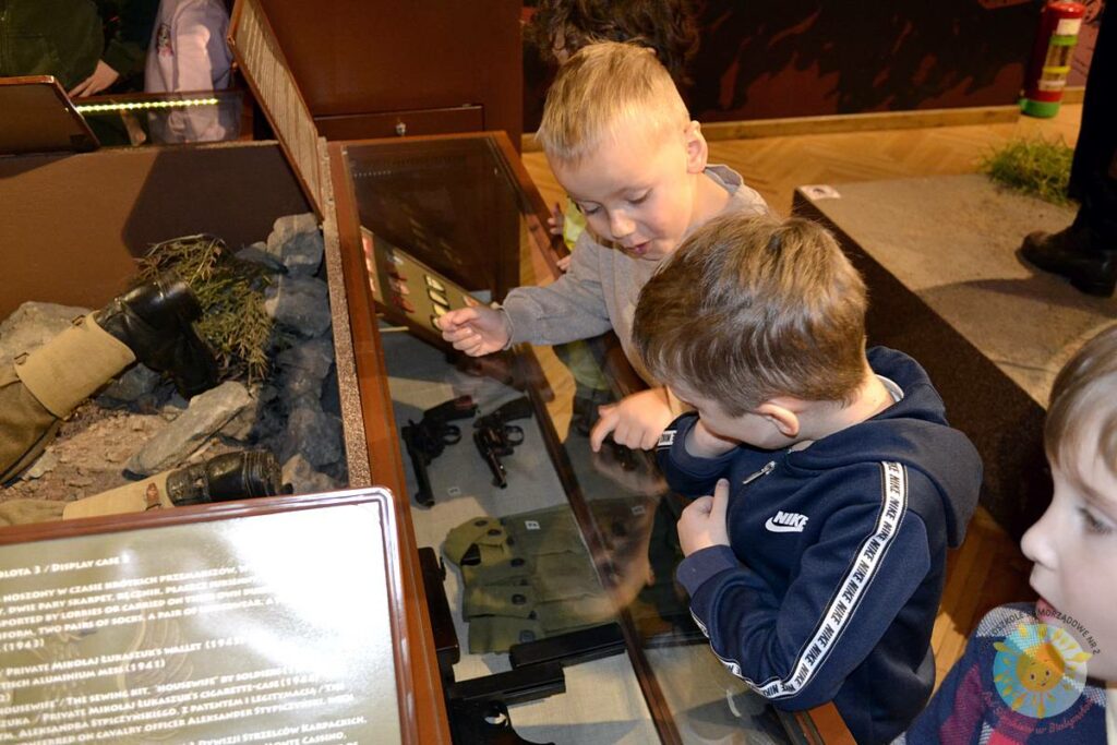 Dzieci zwiedzają Muzeum Wojska Polskiego - Przedszkole Samorządowe Nr 2 Pod Słonkiem w Białymstoku