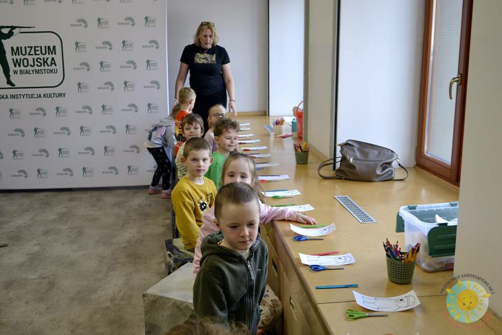 Dzieci wykonują prace plastyczne - kolorują misia - Przedszkole Samorządowe Nr 2 Pod Słonkiem w Białymstoku