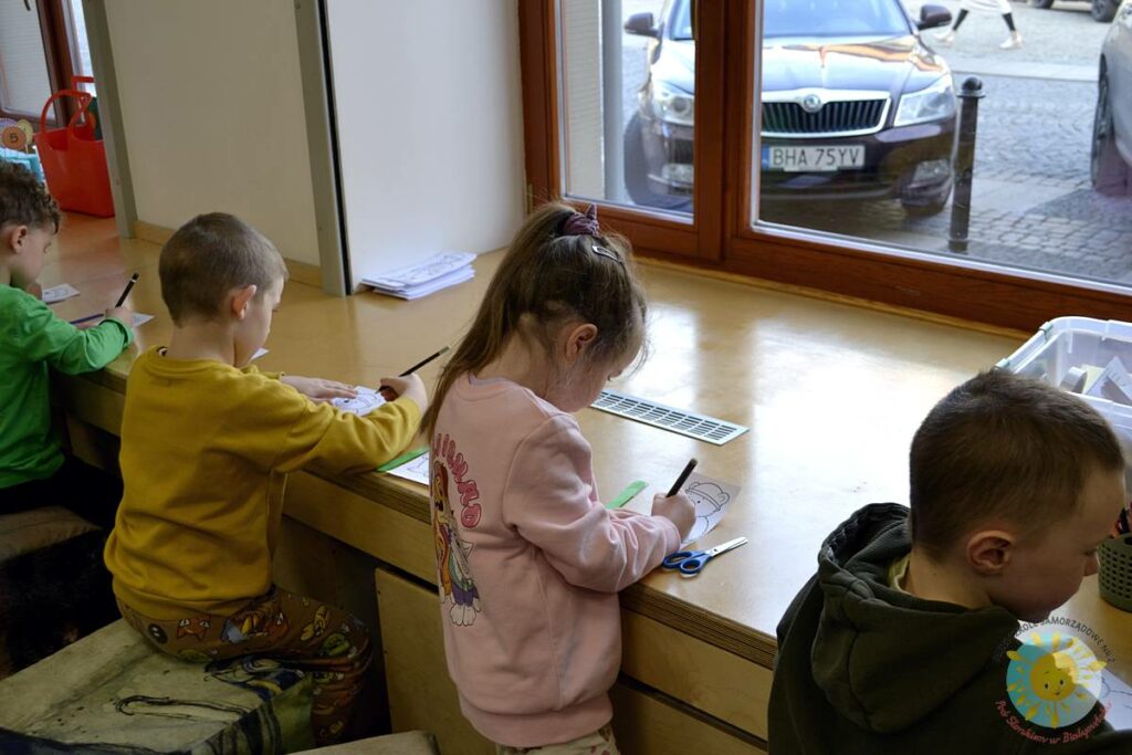 Dzieci wykonują prace plastyczne - kolorują misia - Przedszkole Samorządowe Nr 2 Pod Słonkiem w Białymstoku