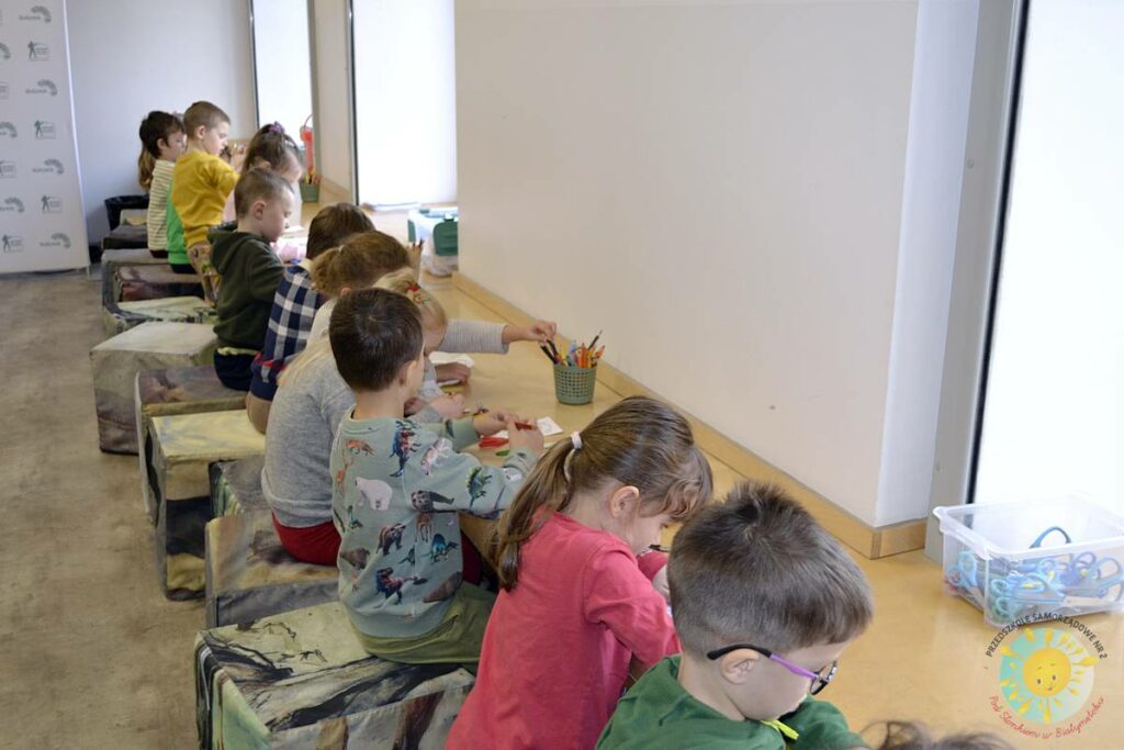 Dzieci wykonują prace plastyczne - kolorują misia - Przedszkole Samorządowe Nr 2 Pod Słonkiem w Białymstoku