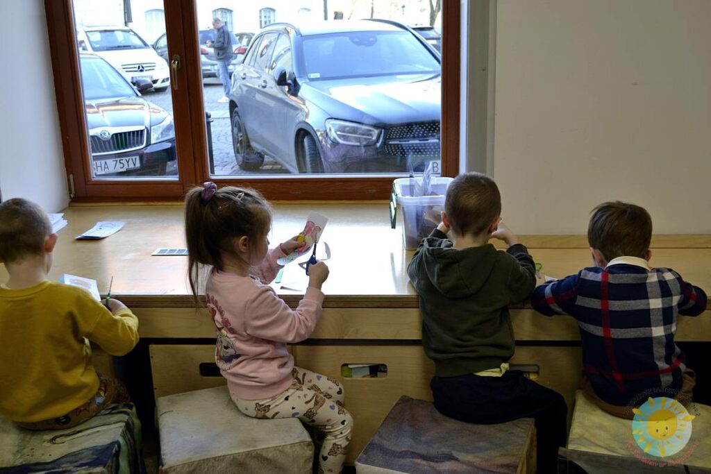 Dzieci wykonują prace plastyczne - wycinają misia - Przedszkole Samorządowe Nr 2 Pod Słonkiem w Białymstoku