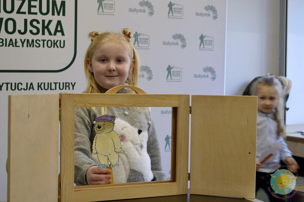 Grupa dzieci bawiąca się w teatrzyk kamishibai - Przedszkole Samorządowe Nr 2 Pod Słonkiem w Białymstoku