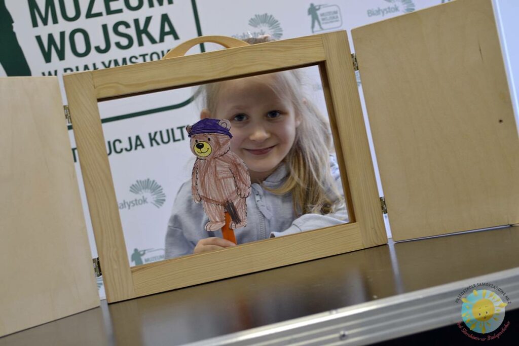 Grupa dzieci bawiąca się w teatrzyk kamishibai - Przedszkole Samorządowe Nr 2 Pod Słonkiem w Białymstoku