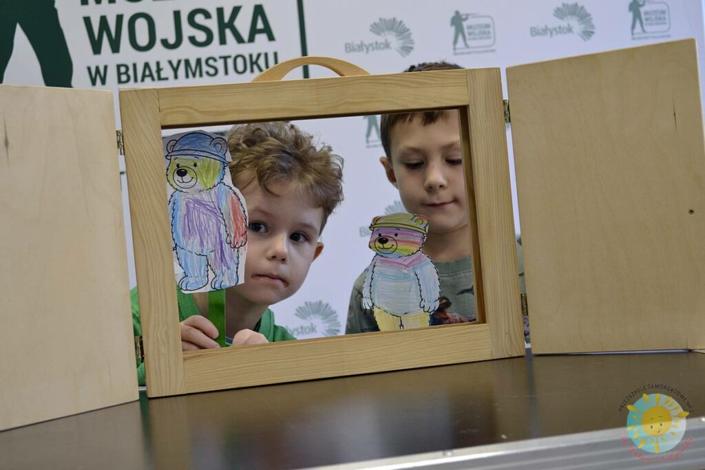 Grupa dzieci bawiąca się w teatrzyk kamishibai - Przedszkole Samorządowe Nr 2 Pod Słonkiem w Białymstoku