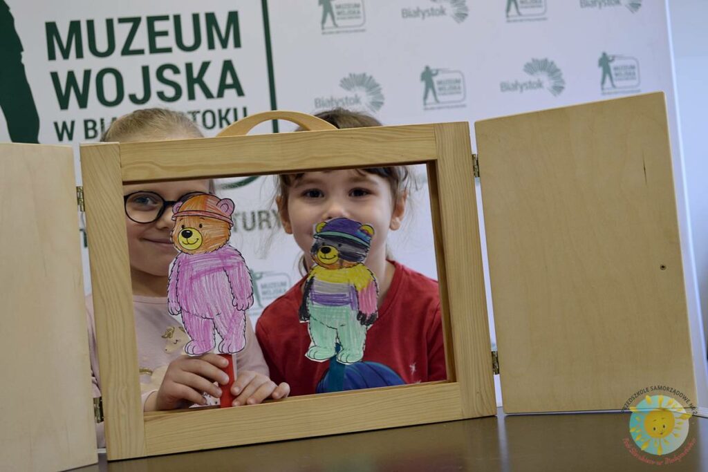 Grupa dzieci bawiąca się w teatrzyk kamishibai - Przedszkole Samorządowe Nr 2 Pod Słonkiem w Białymstoku