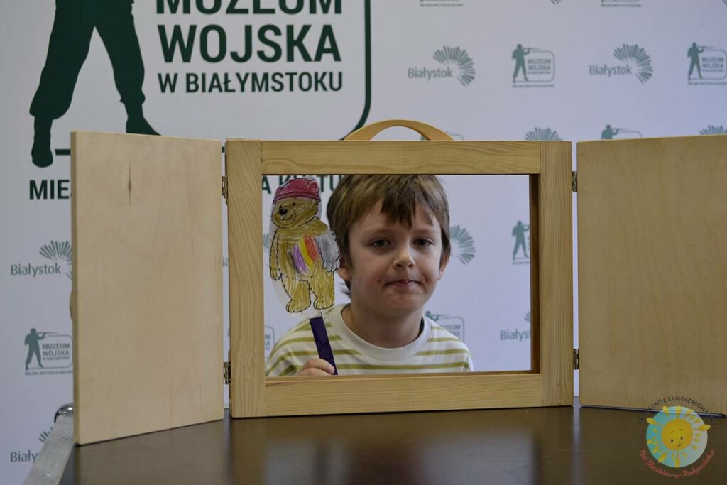 Grupa dzieci bawiąca się w teatrzyk kamishibai - Przedszkole Samorządowe Nr 2 Pod Słonkiem w Białymstoku