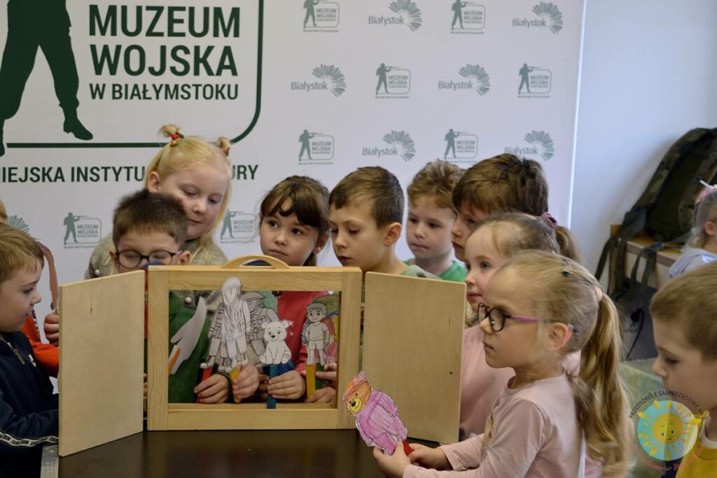 Grupa dzieci bawiąca się w teatrzyk kamishibai - Przedszkole Samorządowe Nr 2 Pod Słonkiem w Białymstoku