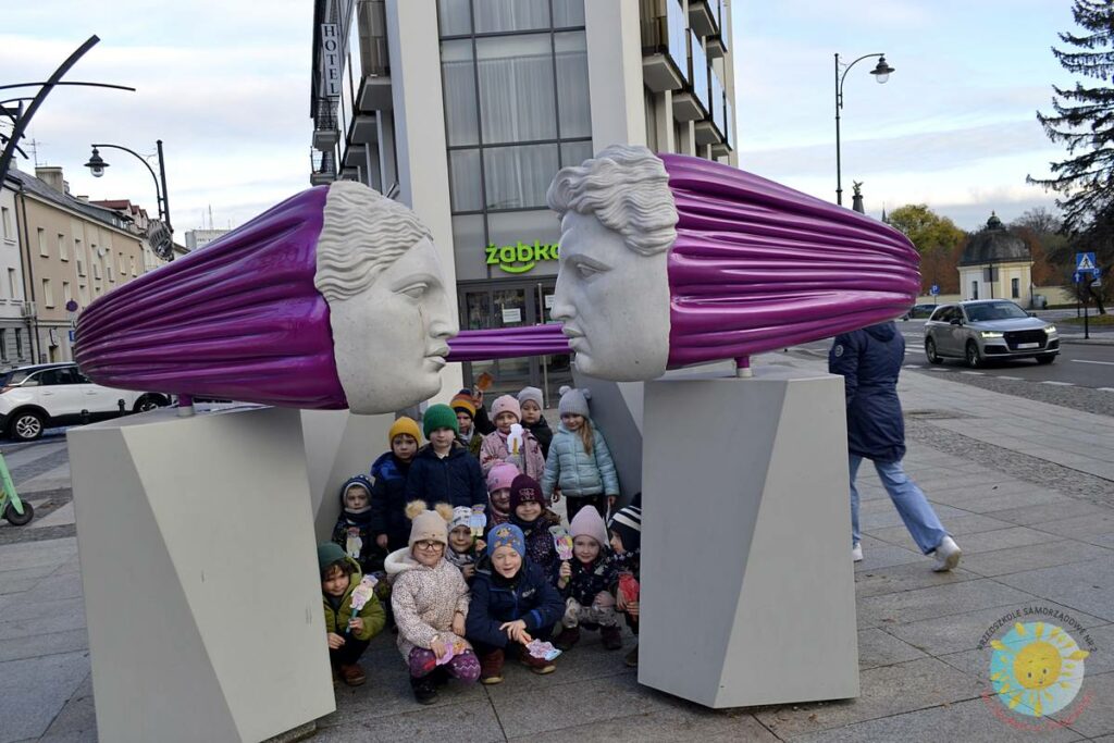 Grupa dzieci pozuje do zdjęcia - Przedszkole Samorządowe Nr 2 Pod Słonkiem w Białymstoku