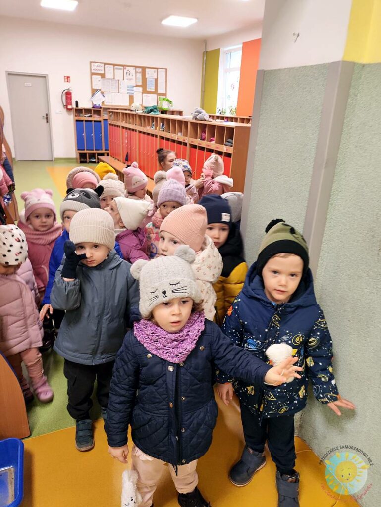 Grupa dzieci pozuje do zdjęcia - Przedszkole Samorządowe Nr 2 Pod Słonkiem w Białymstoku