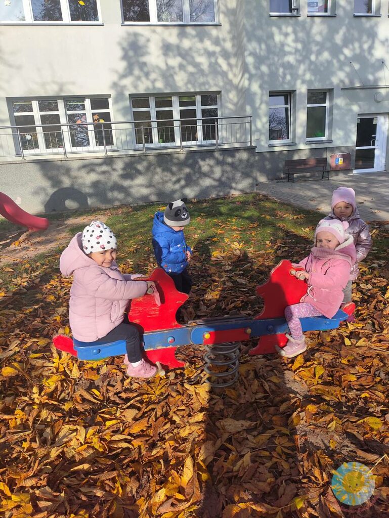 Bawiące się dzieci na przedszkolnym placu zabaw - Przedszkole Samorządowe Nr 2 Pod Słonkiem w Białymstoku