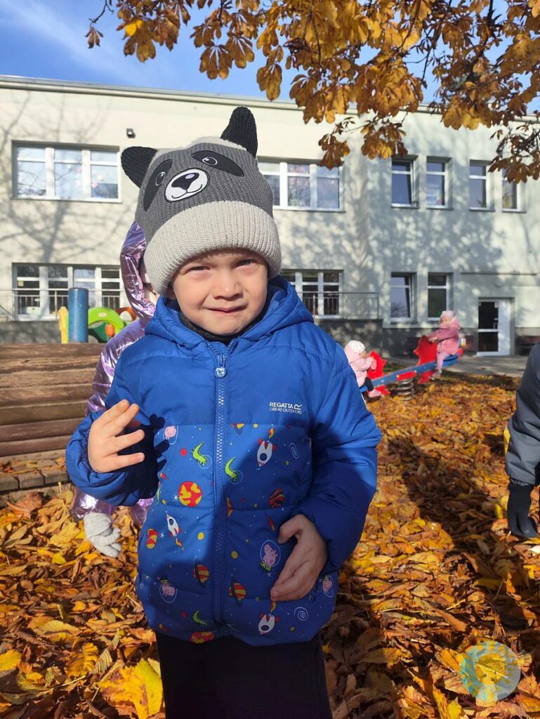 Bawiące się dzieci na przedszkolnym placu zabaw - Przedszkole Samorządowe Nr 2 Pod Słonkiem w Białymstoku