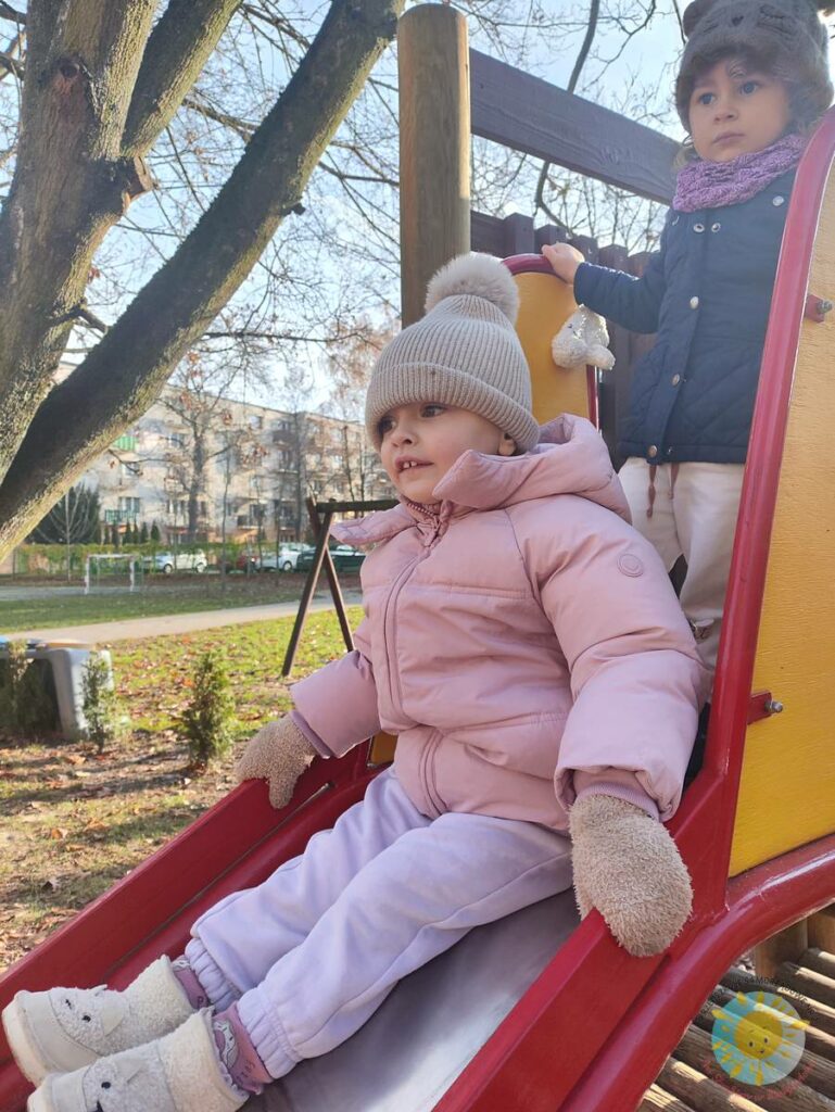 Bawiące się dzieci na przedszkolnym placu zabaw - Przedszkole Samorządowe Nr 2 Pod Słonkiem w Białymstoku