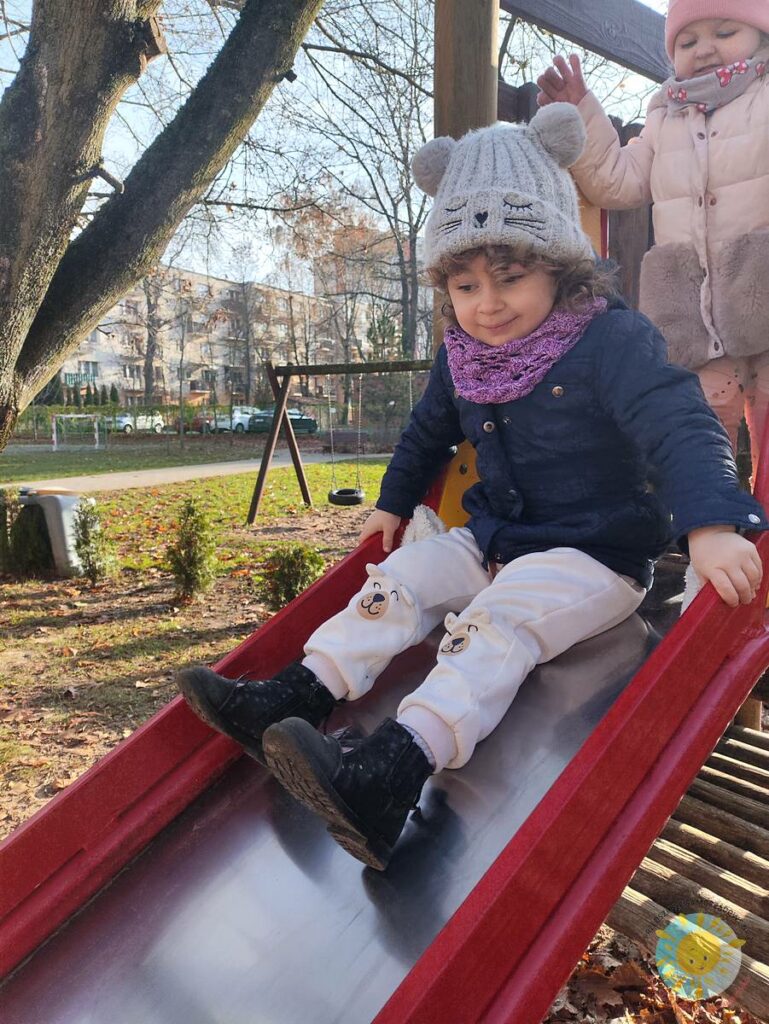Bawiące się dzieci na przedszkolnym placu zabaw - Przedszkole Samorządowe Nr 2 Pod Słonkiem w Białymstoku