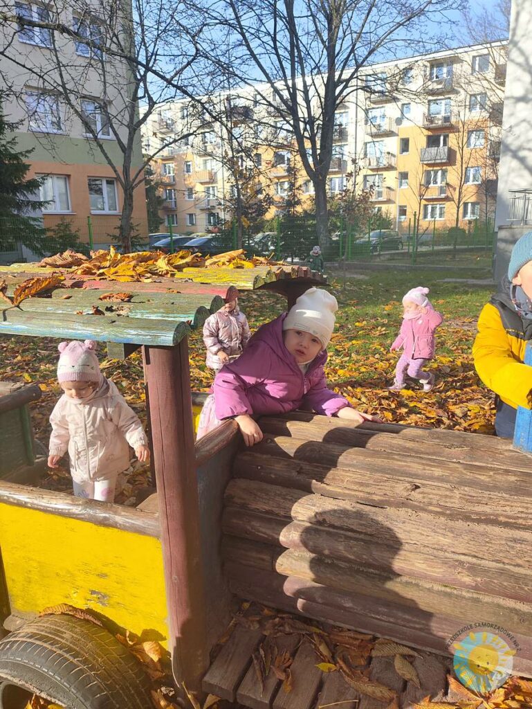 Bawiące się dzieci na przedszkolnym placu zabaw - Przedszkole Samorządowe Nr 2 Pod Słonkiem w Białymstoku