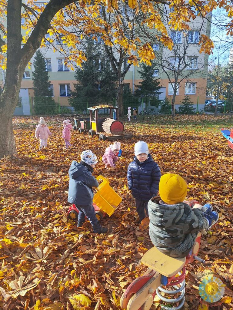 Bawiące się dzieci na przedszkolnym placu zabaw - Przedszkole Samorządowe Nr 2 Pod Słonkiem w Białymstoku