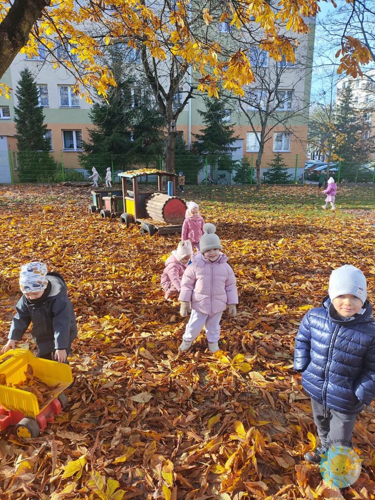 Bawiące się dzieci na przedszkolnym placu zabaw - Przedszkole Samorządowe Nr 2 Pod Słonkiem w Białymstoku