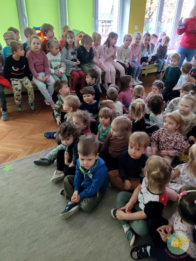 Dzieci uczestniczące w spektaklu teatralnym - Przedszkole Samorządowe Nr 2 Pod Słonkiem w Białymstoku