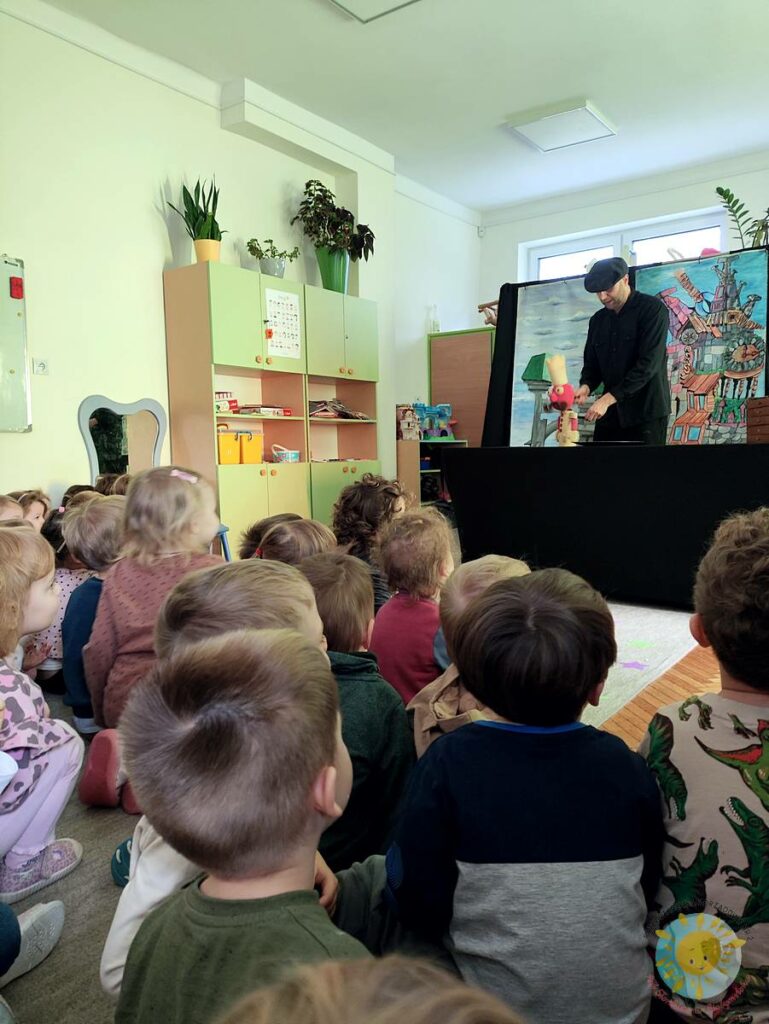 Dzieci uczestniczące w spektaklu teatralnym - Przedszkole Samorządowe Nr 2 Pod Słonkiem w Białymstoku