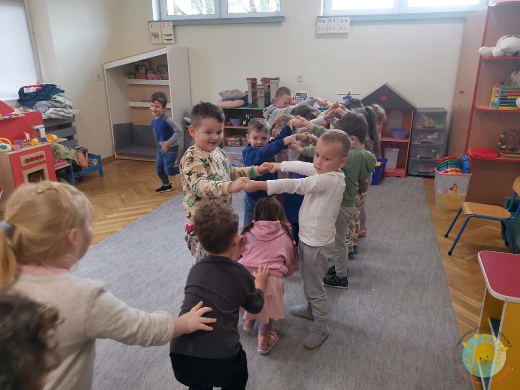 BOF - język i kultura – cel rozwijanie umiejętności komunikacyjnych, odkrywanie bogactwa języka oraz poznawanie kultury regionu i świata.