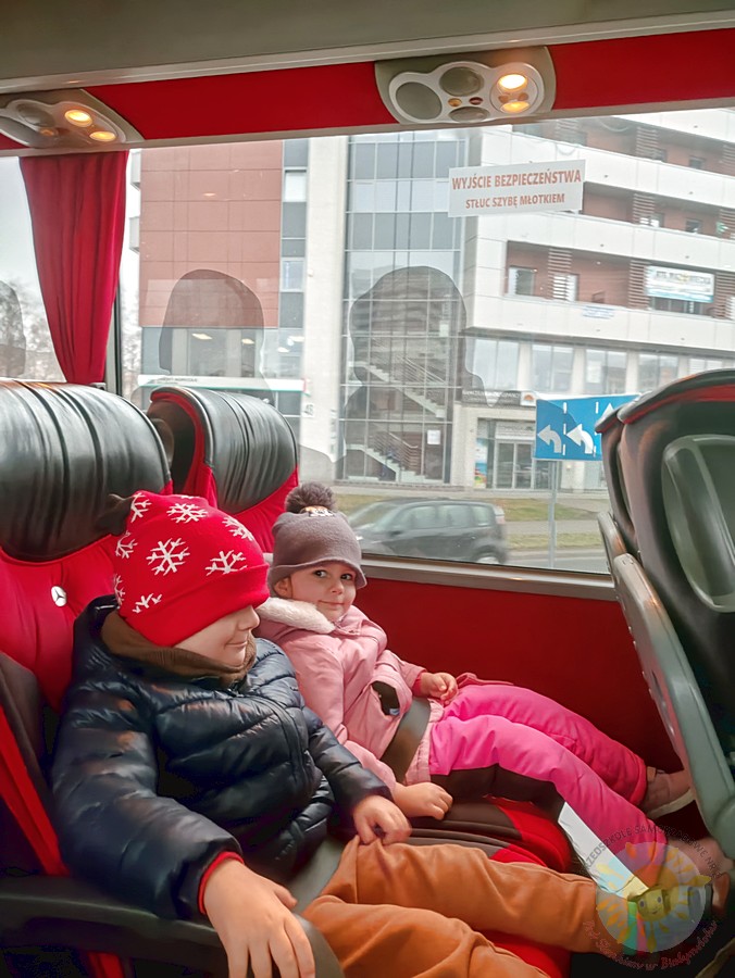 Siedzące dzieci w autokarze - Przedszkole Samorządowe Nr 2 Pod Słonkiem w Białymstoku