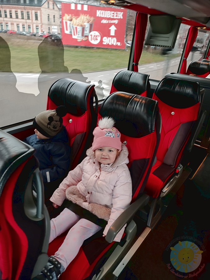 Siedzące dzieci w autokarze - Przedszkole Samorządowe Nr 2 Pod Słonkiem w Białymstoku