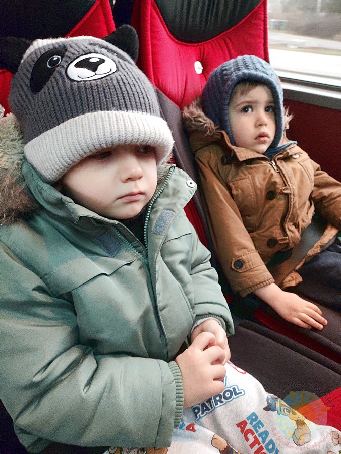 Siedzące dzieci w autokarze - Przedszkole Samorządowe Nr 2 Pod Słonkiem w Białymstoku