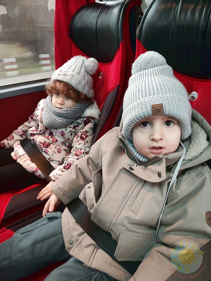 Siedzące dzieci w autokarze - Przedszkole Samorządowe Nr 2 Pod Słonkiem w Białymstoku