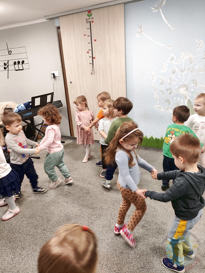 Dzieci uczestniczące w zajęciach rytmicznych - Przedszkole Samorządowe Nr 2 Pod Słonkiem w Białymstoku