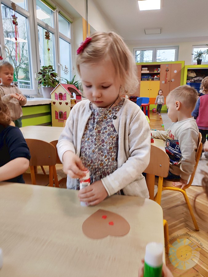 Siedzące dzieci przy stole i wykonują pracę plastyczną - Przedszkole Samorządowe Nr 2 Pod Słonkiem w Białymstoku