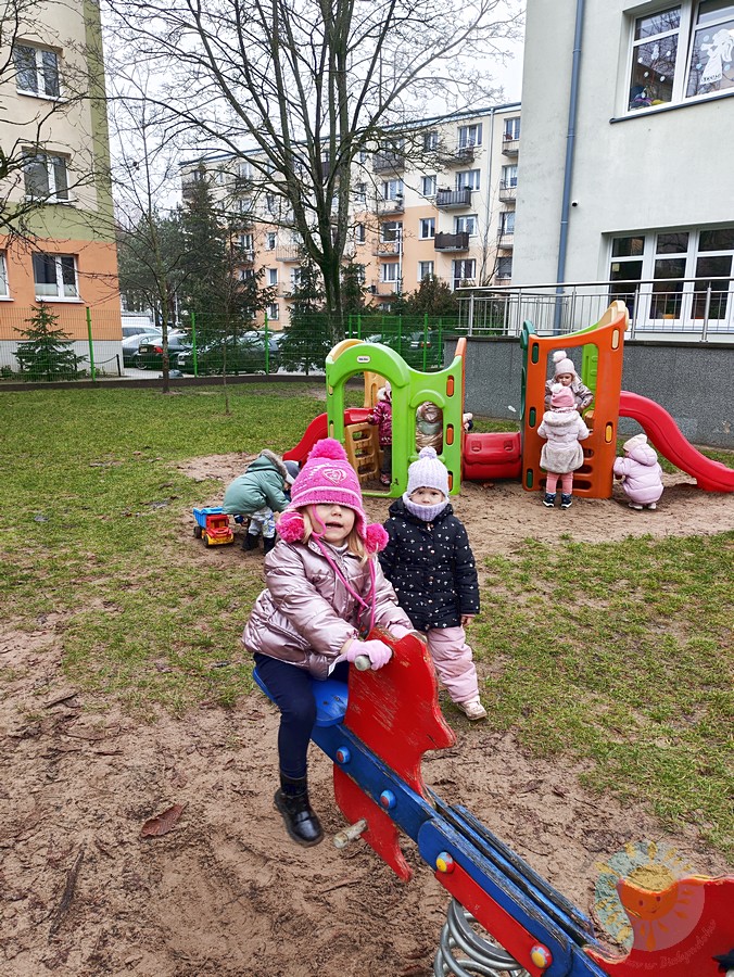 Bawiące się dzieci w ogrodzie przedszkolnym - Przedszkole Samorządowe Nr 2 Pod Słonkiem w Białymstoku