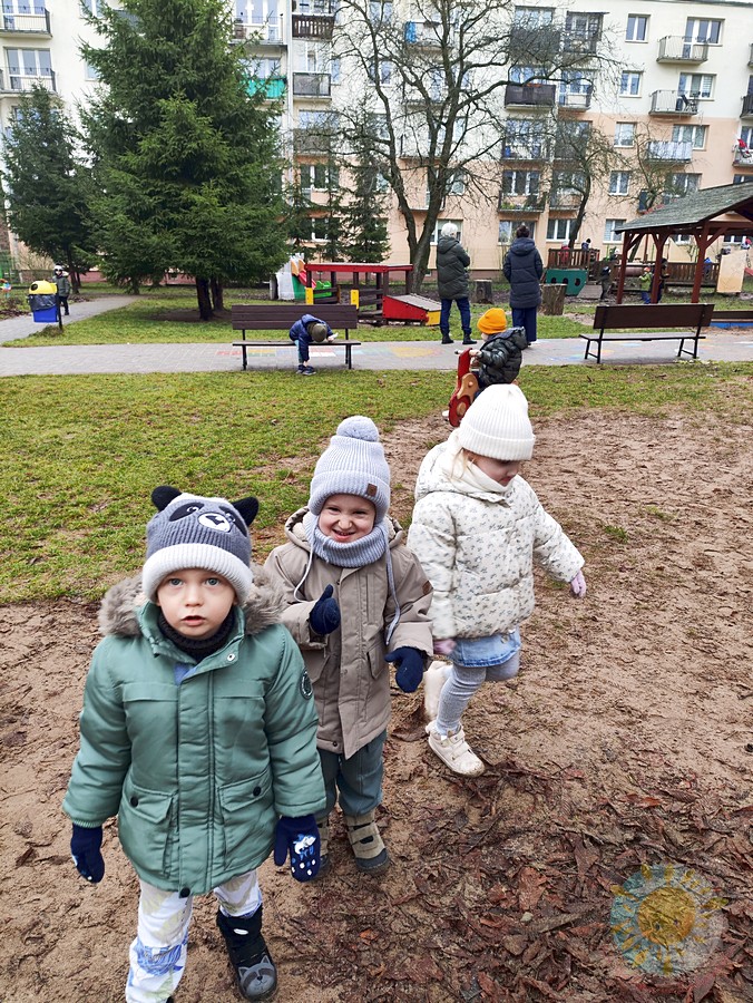 Bawiące się dzieci w ogrodzie przedszkolnym - Przedszkole Samorządowe Nr 2 Pod Słonkiem w Białymstoku