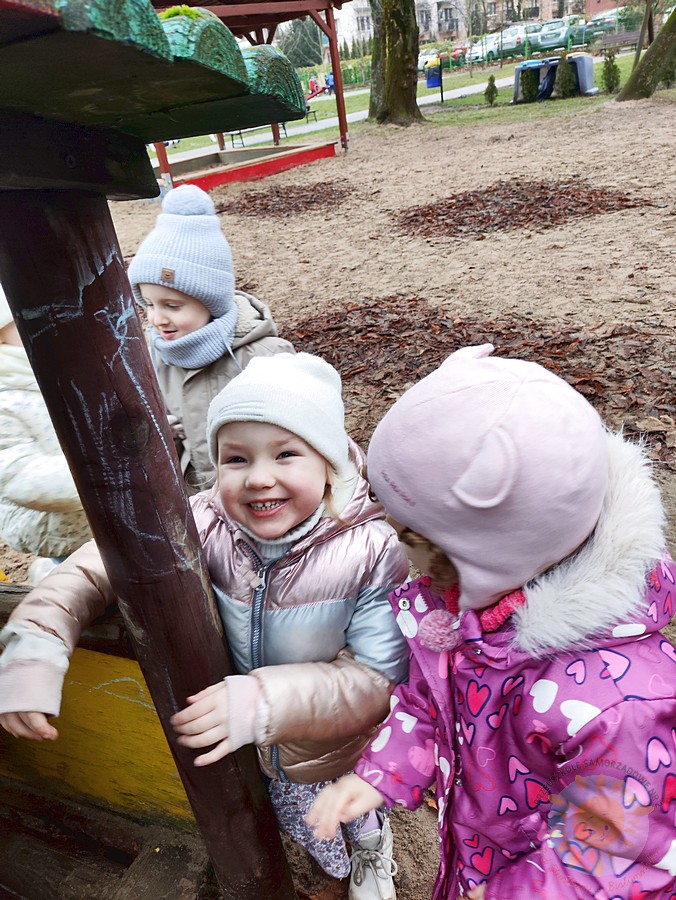 Bawiące się dzieci w ogrodzie przedszkolnym - Przedszkole Samorządowe Nr 2 Pod Słonkiem w Białymstoku