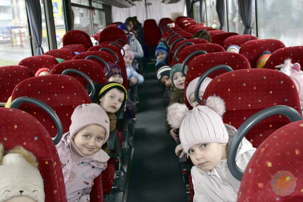 Dzieci jadące autokarem - Przedszkole Samorządowe Nr 2 Pod Słonkiem w Białymstoku